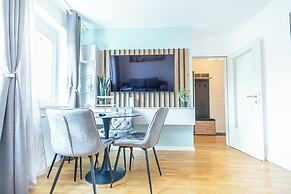 9 Min Metro City Center 1BR 1LR Apt