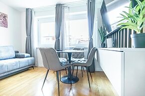 9 Min Metro City Center 1BR 1LR Apt