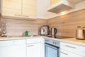 9 Min Metro City Center 1BR 1LR Apt
