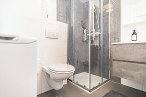 9 Min Metro City Center 1BR 1LR Apt