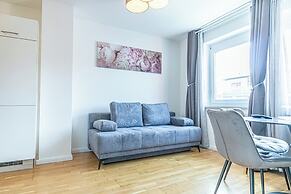 9 Min Metro City Center 1BR 1LR Apt