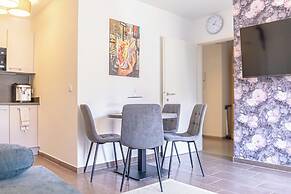 Modern 1BR 1LR Balcony City Centers