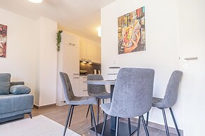 Modern 1BR 1LR Balcony City Centers