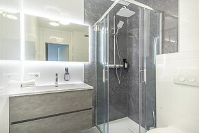 Modern 1BR 1LR Balcony City Centers
