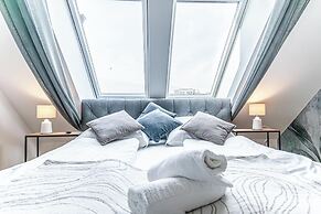 Luxury AC Balcony Apartment City Center