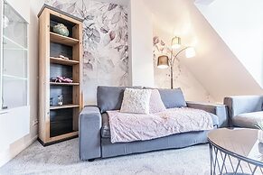 Luxury AC Balcony Apartment City Center