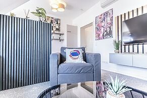 Luxury AC Balcony Apartment City Center