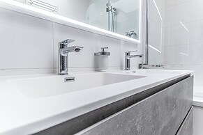 Luxury AC Balcony Apartment City Center