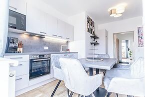 Luxury AC Balcony Apartment City Center