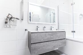 Luxury AC Balcony Apartment City Center