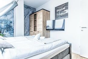 Luxury AC Balcony Apartment City Center