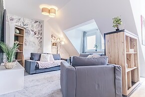 Luxury AC Balcony Apartment City Center