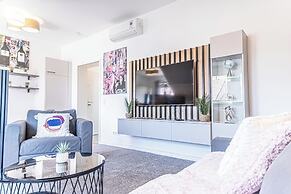 Luxury AC Balcony Apartment City Center
