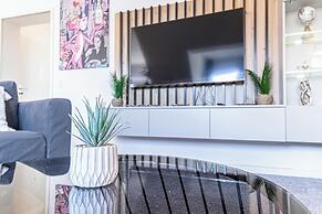 Luxury AC Balcony Apartment City Center