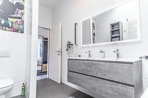 Luxury AC Balcony Apartment City Center
