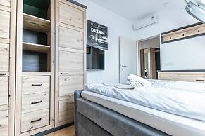 Luxury AC Balcony Apartment City Center