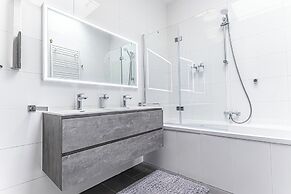 Luxury AC Balcony Apartment City Center