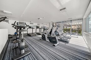 Spacious Apartment With Gym & Pool Access