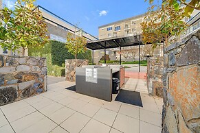 Spacious Apartment With Gym & Pool Access