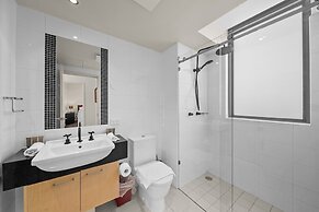 Spacious Apartment With Gym & Pool Access