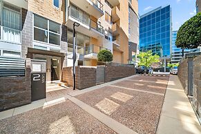 Spacious Apartment With Gym & Pool Access