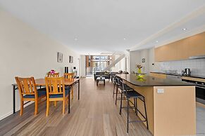 Spacious Apartment With Gym & Pool Access