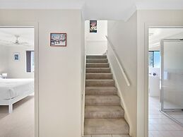 Beachside Retreat With Garage Parking
