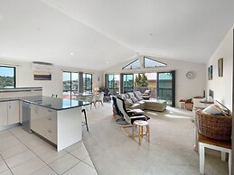 Beachside Retreat With Garage Parking