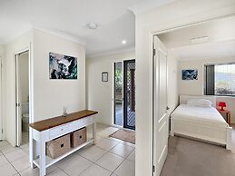 Beachside Retreat With Garage Parking