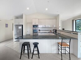 Beachside Retreat With Garage Parking
