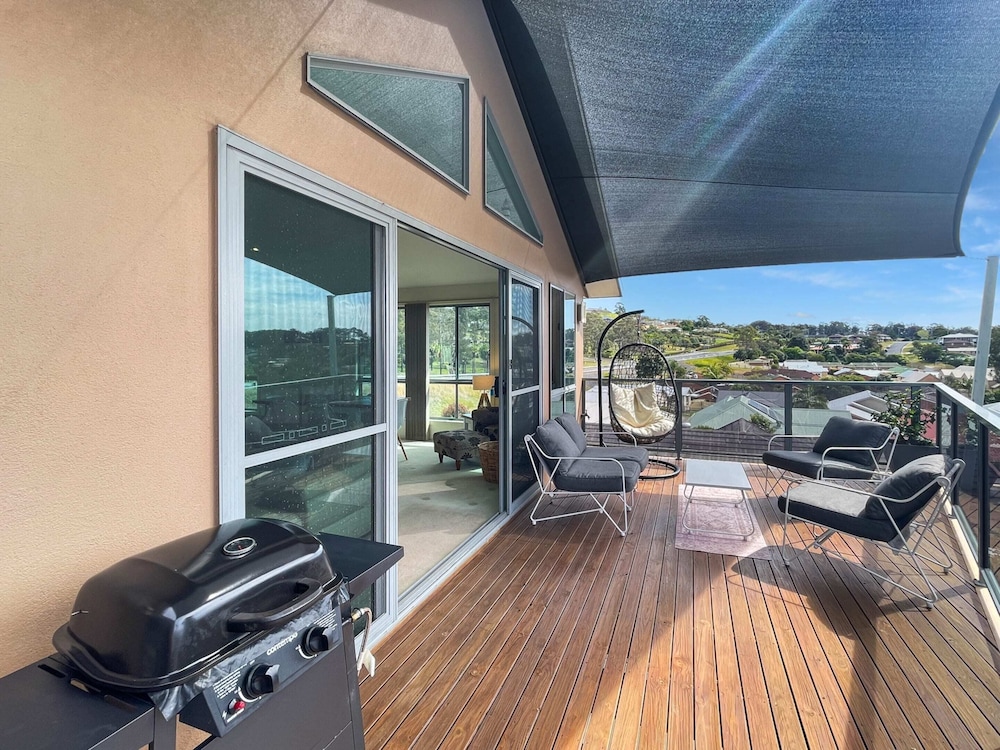 Beachside Retreat With Garage Parking