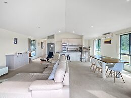 Beachside Retreat With Garage Parking