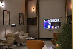 Aris in Apartment