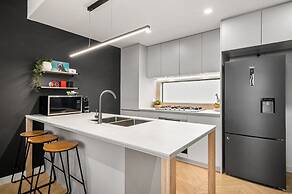 Chic Home With BBQ & Outdoor Dining