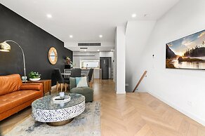 Chic Home With BBQ & Outdoor Dining