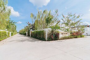 Famous Resort Calm Area Near Beach V277