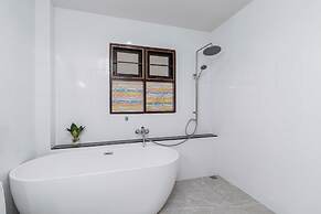Poolside 3BR for Relaxed Stays V278