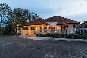 Poolside 3BR for Relaxed Stays V278