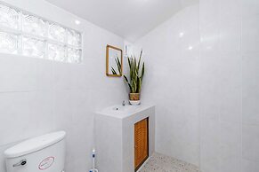 Poolside 3BR for Relaxed Stays V278