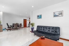 Poolside 3BR for Relaxed Stays V278