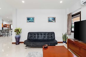 Poolside 3BR for Relaxed Stays V278