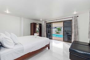 Poolside 3BR for Relaxed Stays V278