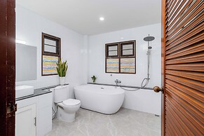 Poolside 3BR for Relaxed Stays V278