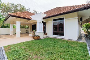 Poolside 3BR for Relaxed Stays V278