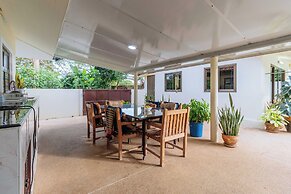 Poolside 3BR for Relaxed Stays V278
