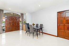 Poolside 3BR for Relaxed Stays V278
