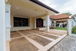 Poolside 3BR for Relaxed Stays V278