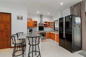 Poolside 3BR for Relaxed Stays V278