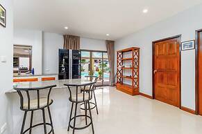 Poolside 3BR for Relaxed Stays V278