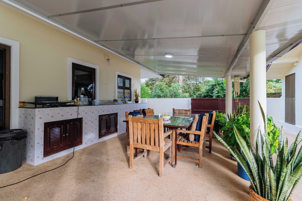Poolside 3BR for Relaxed Stays V278